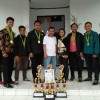 Rektor Uniku berfoto bersama dengan tim silat Uniku yang berhasil meraih juara umum II Kuningan Open.